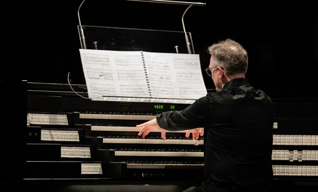 organista Arkadiusz Bialic przy organach NOSPR