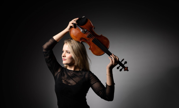a photo of Zosia Olesik with violin